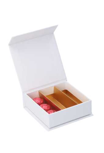 [K1360455] Magneet Bonbondoosjes Mat Wit 9 Bonbons 9.6x9.6x3cm 10stuks