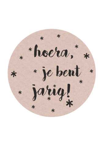 [K1210149] Etiketten Feest Hoera Je Bent Jarig Kraft & Zwart 4.7cm 500stuks