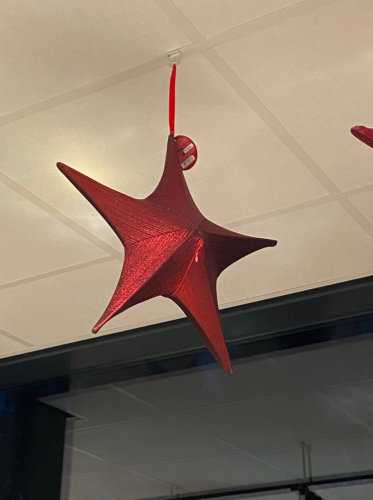 [K1330290] Decoratie Pionbino Stars Rood Klein 40cm doorsnee Met Koord 1stuks