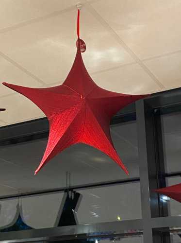 [K1330291] Decoratie Pionbino Stars Rood Medium 65cm doorsnee Met Koord 1stuks