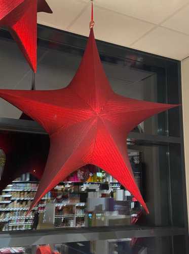 [K1330292] Decoratie Pionbino Stars Rood Groot 135cm doorsnee Met Koord 1stuks